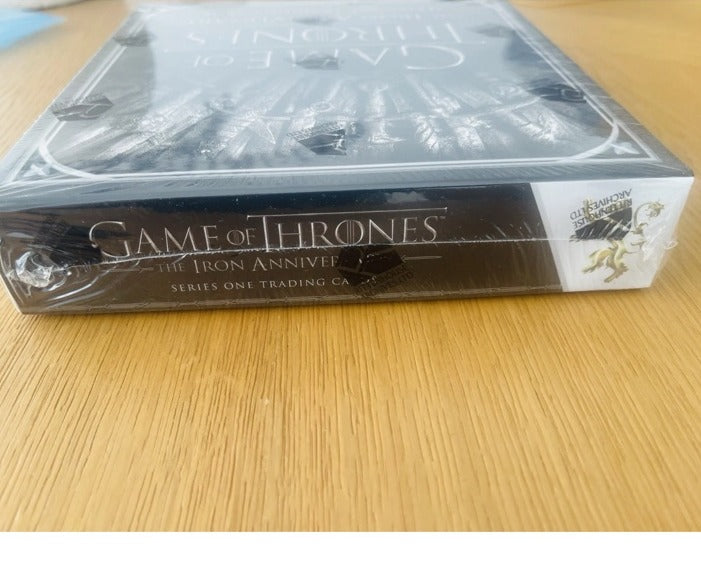 Caja Game of Thrones The Iron Anniversary Series One precintada, vista lateral; fotografía real del ejemplar
