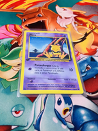 Abra Base Set 1.ª edición española en composición sobre tapete Pokémon; consulta también las fotos originales