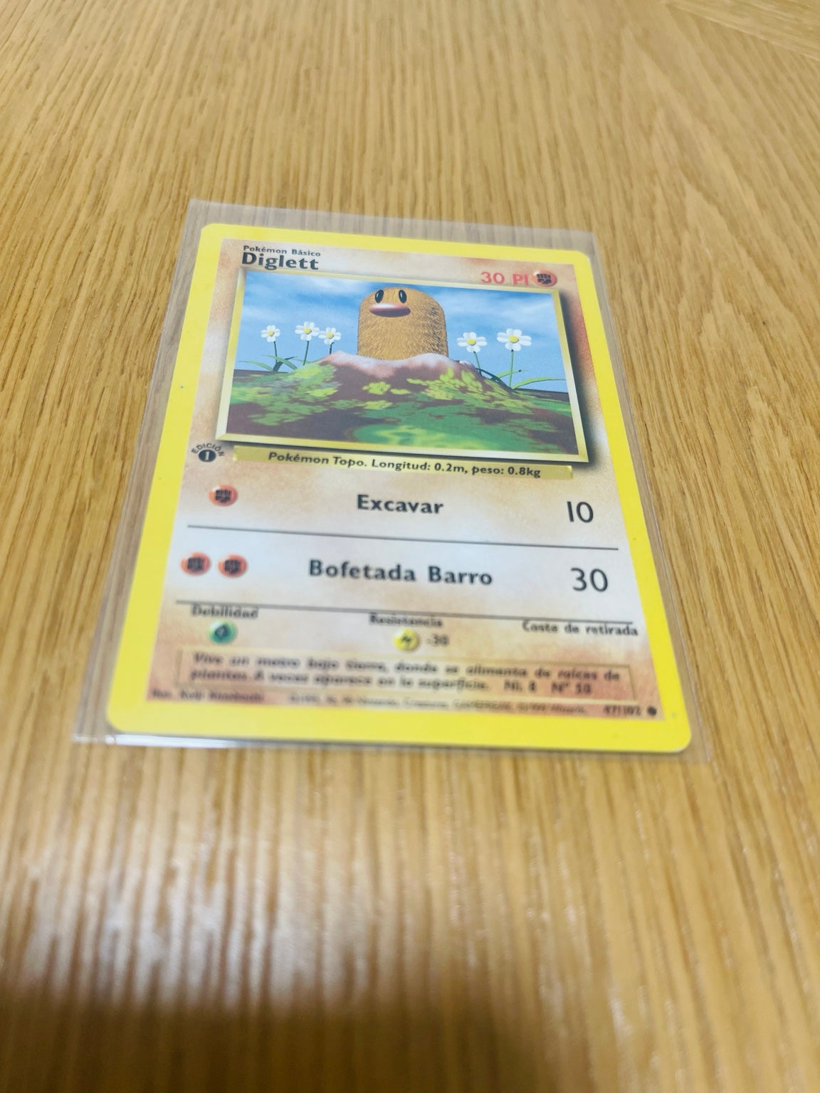 Diglett Base Set 1.ª edición española, anverso de la carta fotografiada