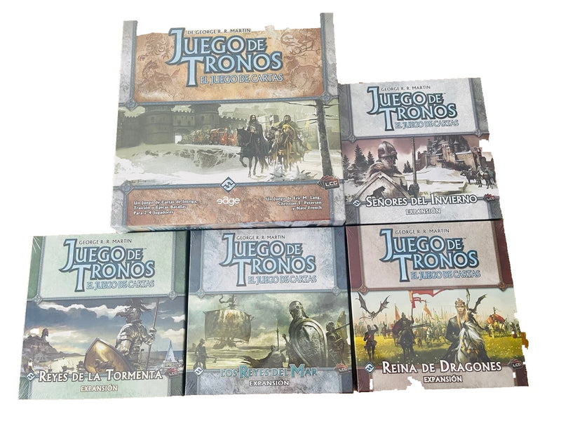 Juego base y cuatro expansiones de Juego de Tronos LCG en español · fondo blanco