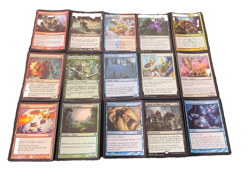 Ejemplo real de cartas Magic en español del inventario TOPCOLLECTORS. El contenido concreto de cada lote puede variar. · fondo blanco