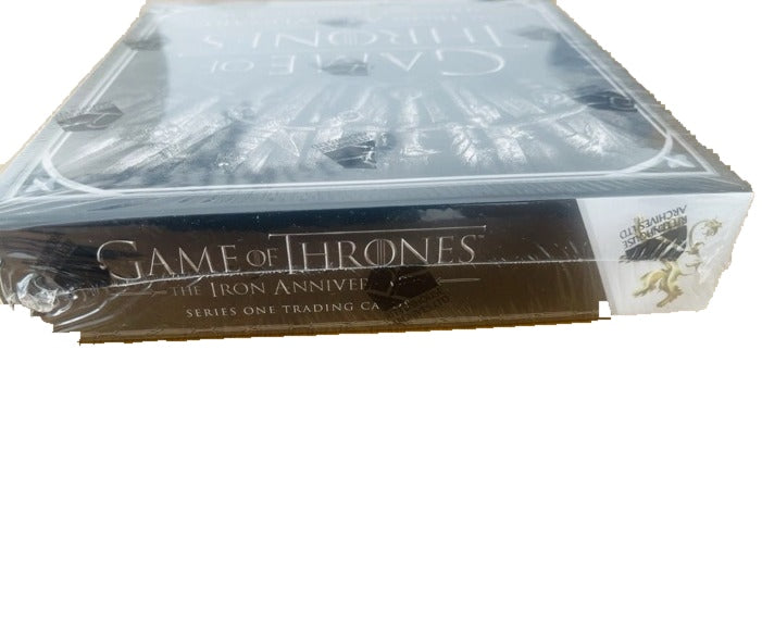 Caja Game of Thrones The Iron Anniversary Series One precintada, vista lateral; fotografía real del ejemplar · fondo blanco